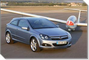 Вид из кабины аэроплана обеспечивает новый Opel Astra GTC с панорамным ветровым стеклом.