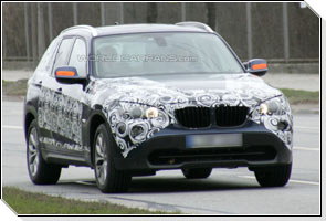 Кроссовер BMW X1 понемногу сбрасывает камуфляж