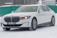 Топовый BMW 7 серии подключат к розетке