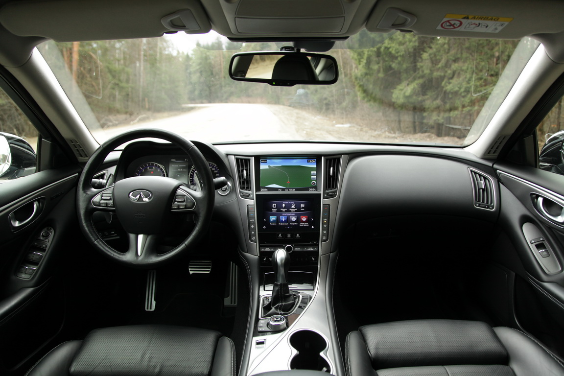 Infiniti Q50 AWD Hybrid: Взгляд в будущее