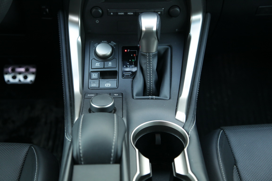Lexus NX300h: заточен на комфорт