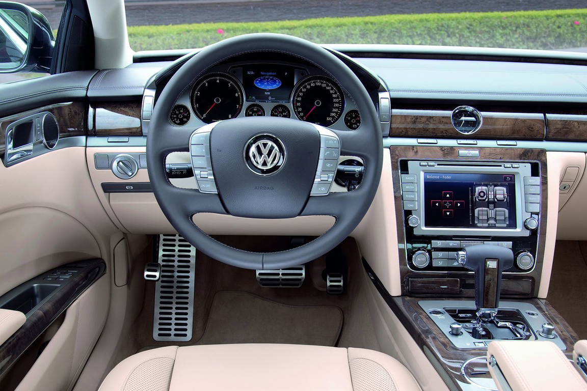 Volkswagen-Phaeton_2011